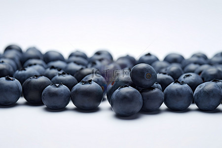 你面前的白色桌子上放着一堆蓝莓