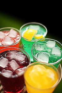 大米碗装背景图片_一个玻璃碗，里面装着各种颜色的苏打饮料