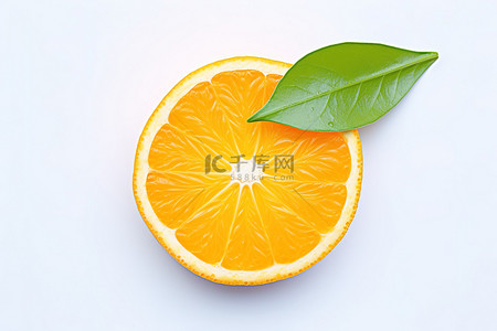 橙子脆片棉花背景图片_一片橙子，叶子在波浪形的白色背景上