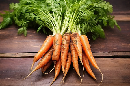 花园里种植的胡萝卜或出售的胡萝卜