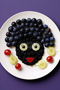 娃娃机顶背景图片_一盘水果和一个瓜，像一个小黑娃娃，里面有樱桃和香蕉