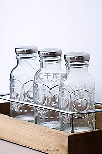 小三背景图片_金属架上的三个小瓶子彼此相邻，放在木架子上