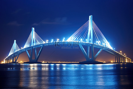 夜晚的一座桥被点亮