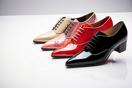 四种不同类型的鞋子，带有促销标签