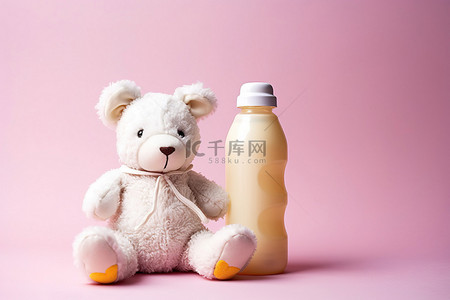 毛绒刺猬背景图片_毛绒玩具和一瓶牛奶