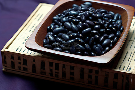 文字旁边的背景图片_韩国豆坐在盘子上的木盒上，旁边是一种文字