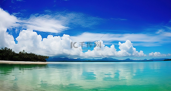 长安岛 Klong Kartun 海滩岛的蓝色海水和云彩