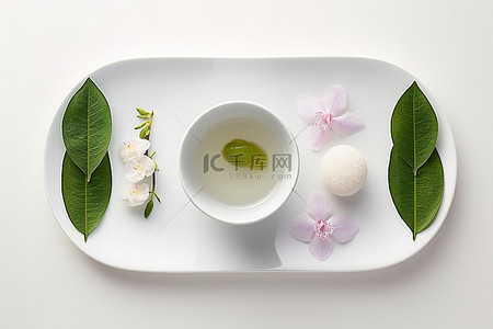 小杯花背景图片_一个白色的小盘子，上面放着一杯茶和鲜花