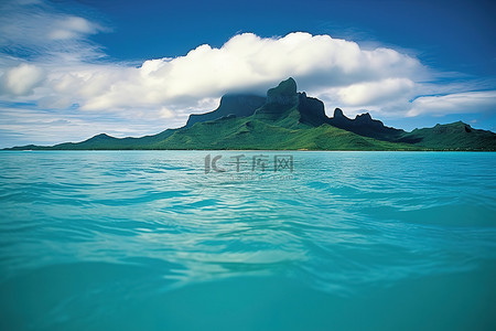 海环绕岛背景图片_碧绿的海水环绕着一座山