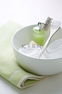 一个白色的碗，里面有牙刷毛巾和洗手液