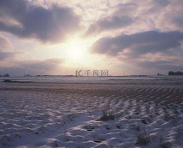 农村娃挑水的背景图片_阳光明媚的日子里，一片被雪覆盖的田野