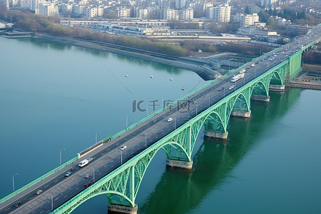 河上一座长桥的鸟瞰图