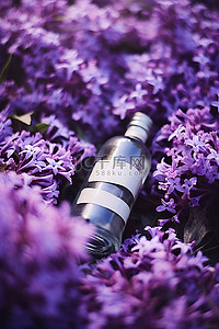花信背景图片_一个空瓶子放在紫色的花上