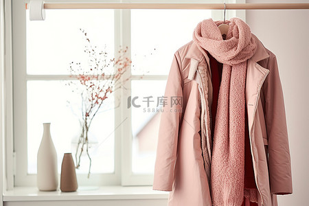 温暖毛衣背景图片_窗边架子上的一件红色外套和围巾