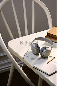 坐在椅子上的人背景图片_一本书一部电话和坐在椅子上的耳塞