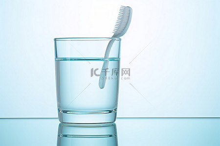 牙膏牙刷杯背景图片_牙刷在一杯水中