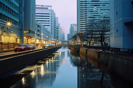 运河中央有汽车的城市