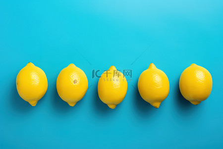 七色背景图片_蓝色背景上排列成阵列的七个柠檬