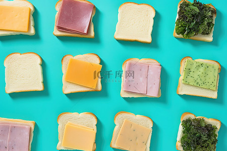 绿色背景上的三明治呈正方形