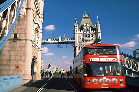 双层巴士经过伦敦塔桥