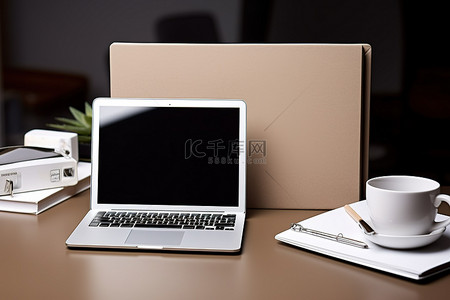 棕褐色上衣上有一台笔记本电脑和一些办公用品