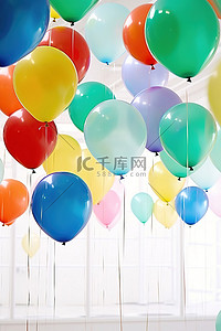 多彩多姿的气球漂浮在空地上