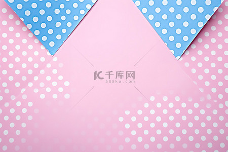 糖果派对背景图片_带有两个圆点图案的粉红色背景