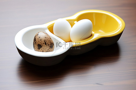 鸭蛋背景图片_棕色木制鸡蛋盘，里面有三个鸭蛋