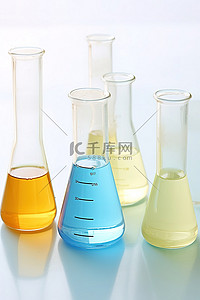 桌子上的几个化学试管