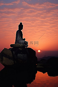庆祖背景图片_日落前岩石上坐着的佛像