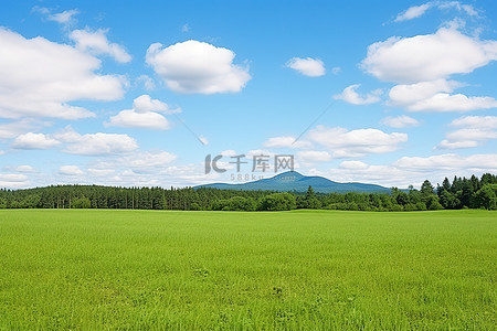 中國山背景图片_背景中有山和云的草地
