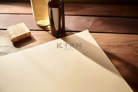 软木塞背景图片_软木塞和一张木桌，里面装满了带软木塞或瓶子的空白纸