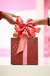一位女士的手在礼品店打开一件粉色礼物