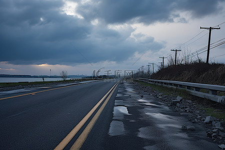 空荡荡的道路中间漆黑的天空