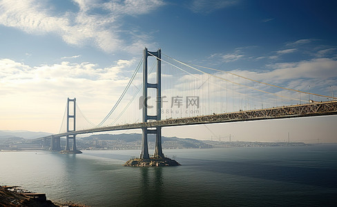 横跨大海的悬索大桥，背景是天空