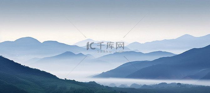 风景稻田背景图片_以山脉和森林为背景的风景