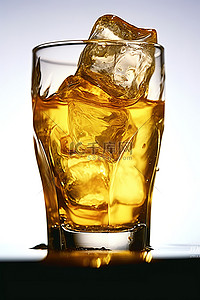 装满水的玻璃杯背景图片_一杯装满冰块和糖浆的玻璃杯