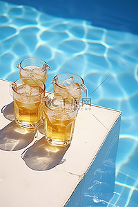 冰蓝色背景背景图片_一罐啤酒被放在泳池前的冰上