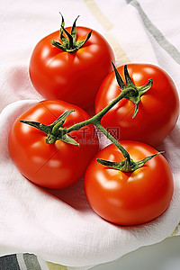 白毛巾上的三个成熟的西红柿