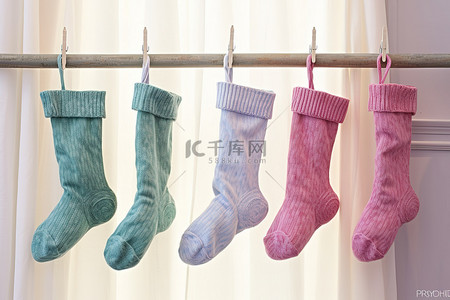 四只彩色袜子排列在悬垂物上