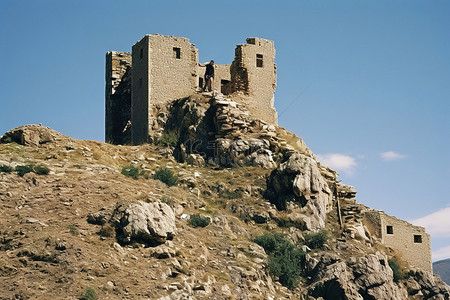 攀登一座有城堡的落基山的人