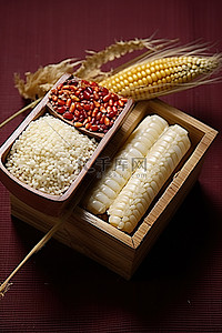 食品坚果背景图片_蜂蜜米和玉米形状的盒子，里面有几片坚果