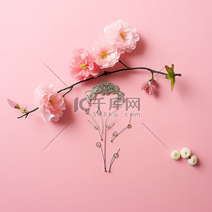 粉红色的纸上绣着汉字和花朵