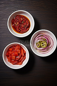 火爆鱿鱼背景图片_三小碗红辣椒红洋葱和泡菜