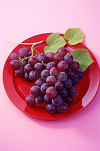 葡萄背景图片_粉色盘子里的草莓和葡萄