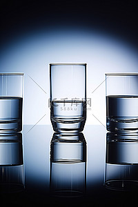 4 个玻璃和亚克力杯子排成一排