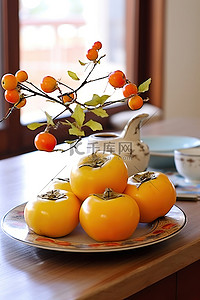 厨房桌子上的黄柿子