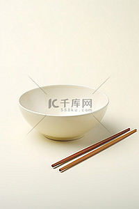 白色背景上有筷子和筷子的白色碗
