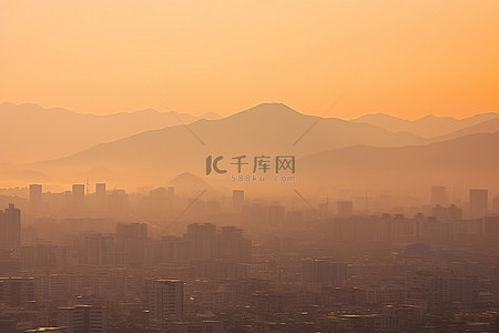 霾背景图片_雾霾中展现出一座可以看到山景的城市