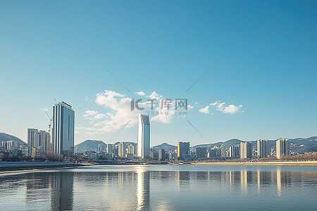 阳光明媚的冬日，韩国北首尔的水边城市景观